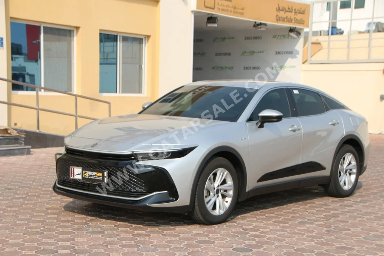 تويوتا كراون هايبرد 2024 اوتوماتيك 5,000 كم 4 سلندر سحب امامي سيدان فضي