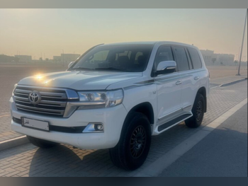 تويوتا لاند كروزر في اكس ار 2018 اوتوماتيك 218,000 كم 8 سلندر دفع رباعي اس يو في أبيض