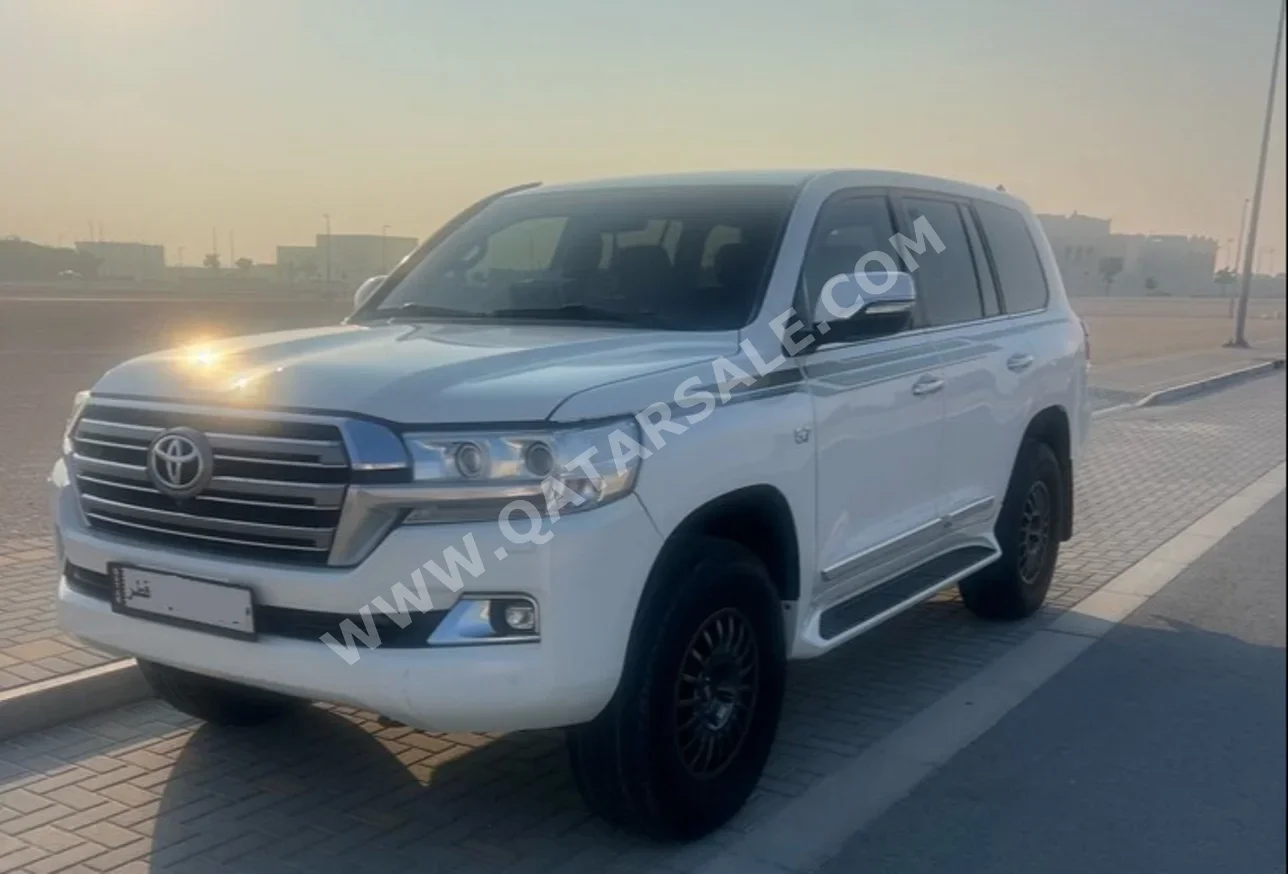 تويوتا  لاند كروزر  في اكس ار  2018  اوتوماتيك  218,000 كم  8 سلندر  دفع رباعي  اس يو في  أبيض