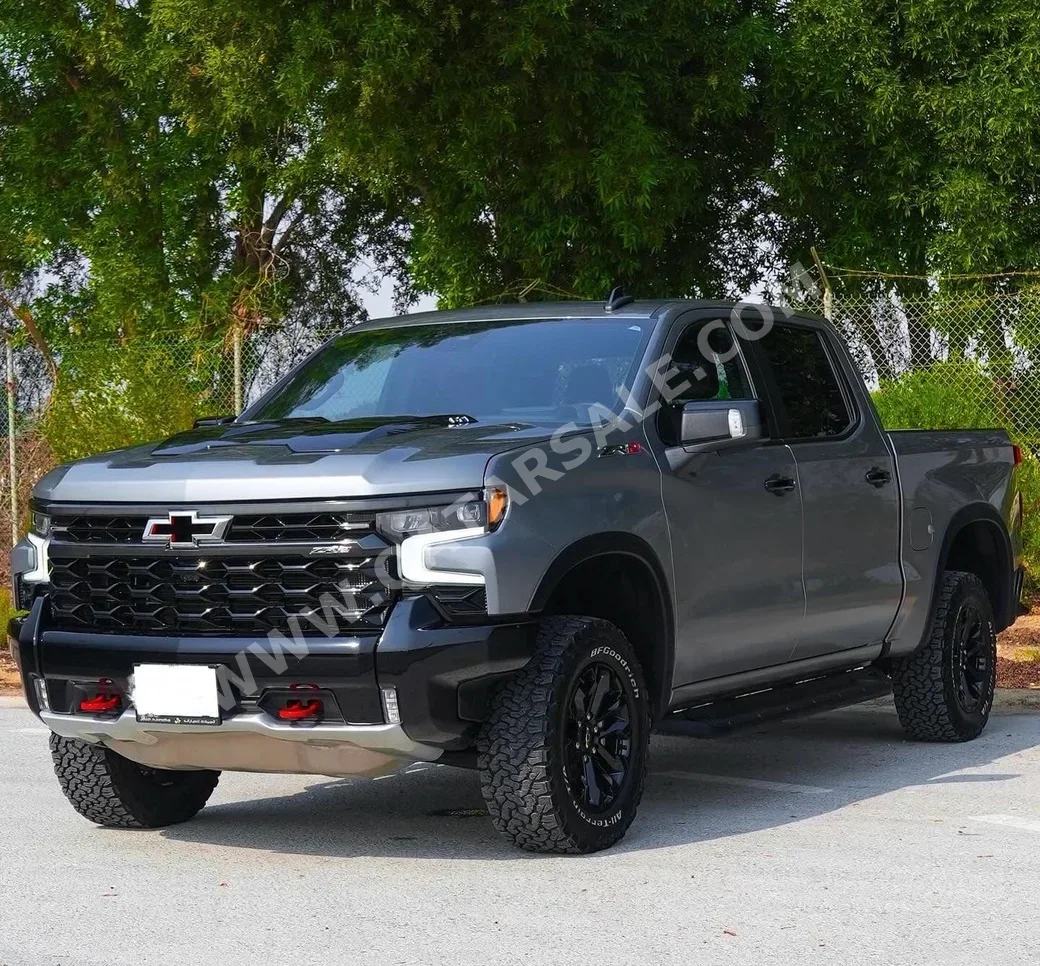 شفروليه سلفرادو زد ار 2 2024 اوتوماتيك 16,800 كم 8 سلندر دفع رباعي بيكب رمادي تحت الضمان