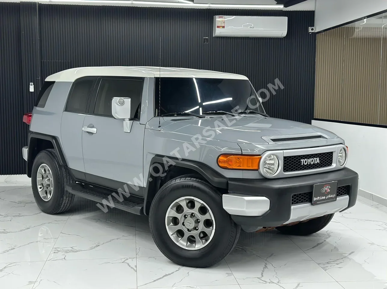 Toyota  FJ Cruiser  2013  Automatic  160,000 Km  6 Cylinder  Front Wheel Drive (FWD)  SUV  Gray