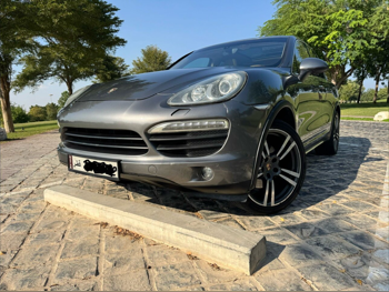 Porsche  Cayenne  S  2013  Automatic  230,000 Km  8 Cylinder  Four Wheel Drive (4WD)  SUV  Gray