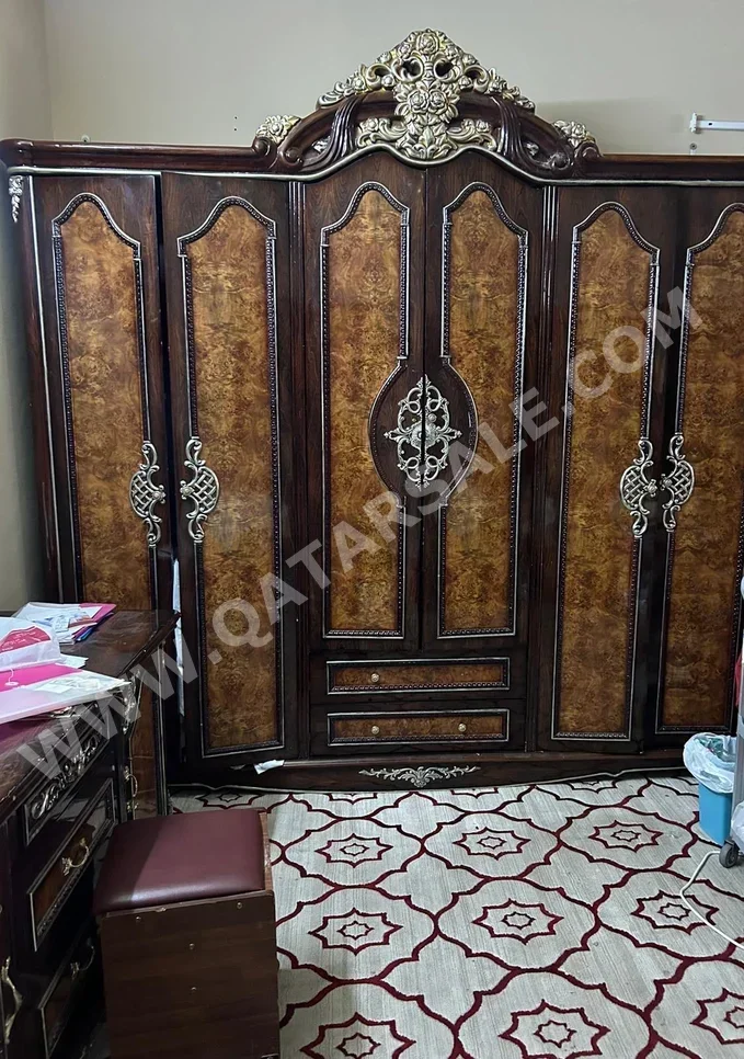 خزائن ودواليب الملابس والزينة - خزائن  - بنى