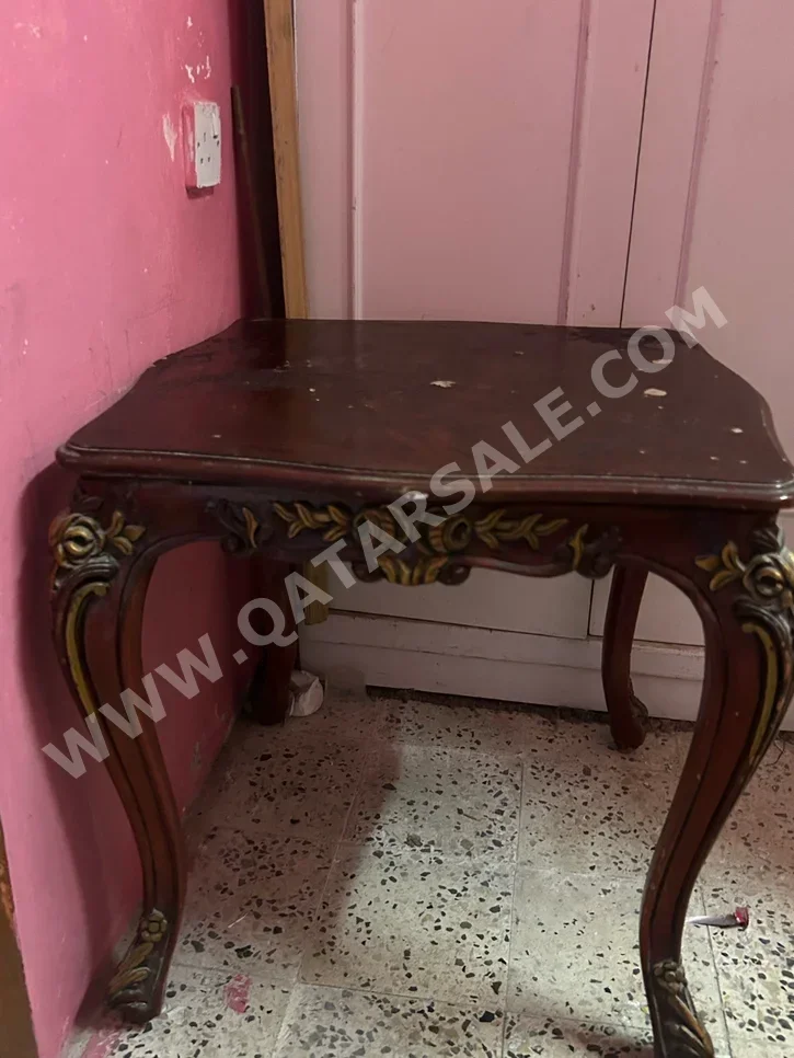 الطاولات والخزائن الجانبية طاولة متعددة الاستخدامات  - بنى