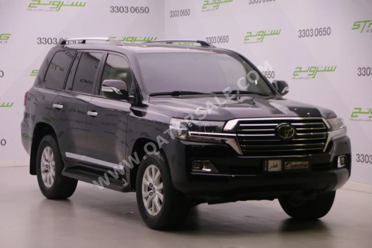 تويوتا لاند كروزر جي اكس ار 2017 اوتوماتيك 180,000 كم 8 سلندر دفع رباعي اس يو في أسود