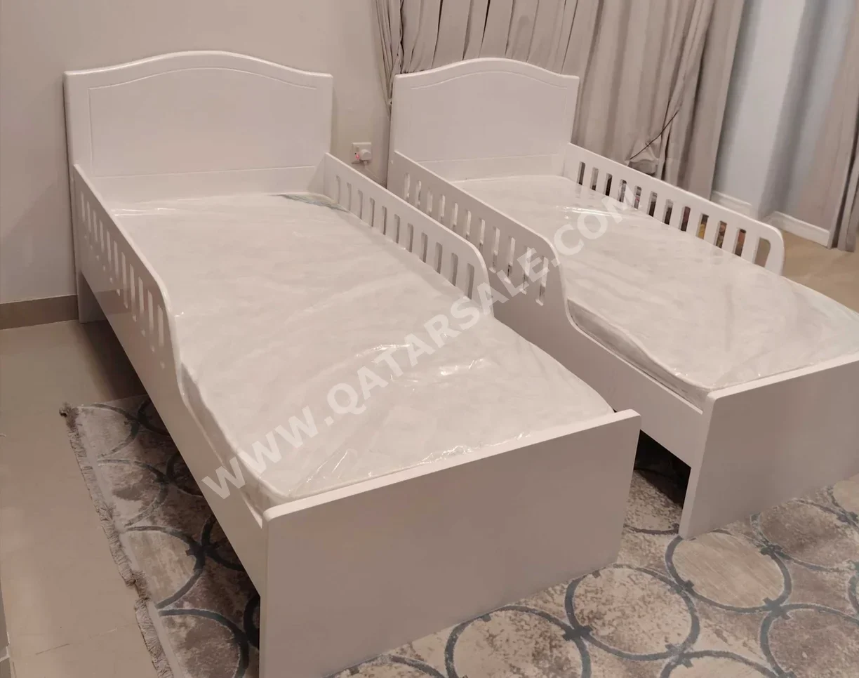 الأسّرة - فردي  - أبيض  - متضمنة المرتبة