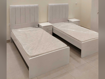 الأسّرة - فردي - أبيض - مع طاولة سرير جانبية