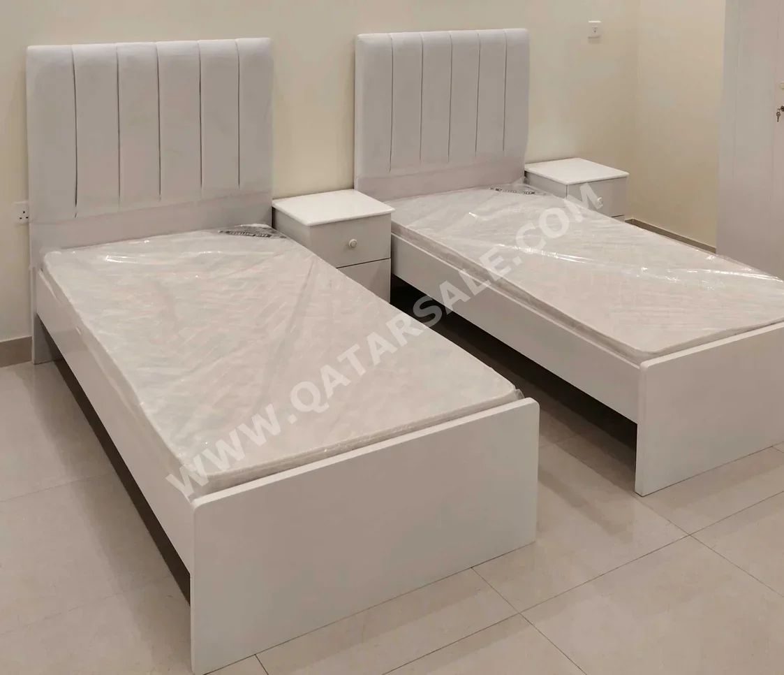 الأسّرة - فردي  - أبيض  - مع طاولة سرير جانبية