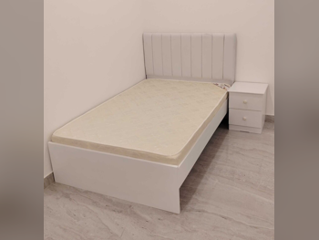 الأسّرة - فردي - أبيض - متضمنة المرتبة - مع طاولة سرير جانبية