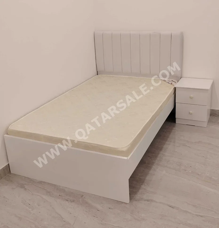 الأسّرة - فردي  - أبيض  - متضمنة المرتبة  - مع طاولة سرير جانبية