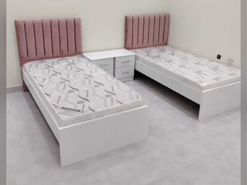 الأسّرة - فردي - زهري - متضمنة المرتبة - مع طاولة سرير جانبية