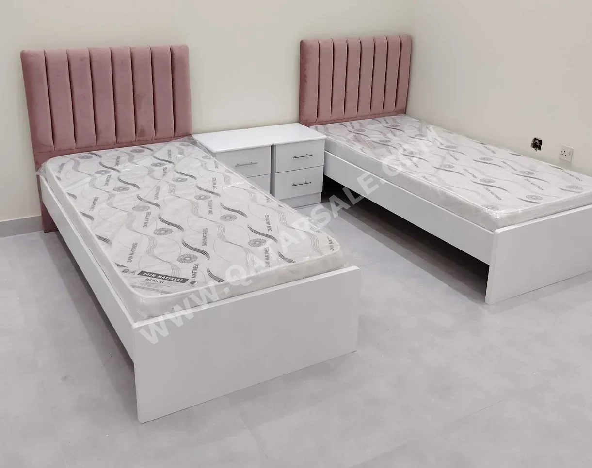 الأسّرة - فردي  - زهري  - متضمنة المرتبة  - مع طاولة سرير جانبية