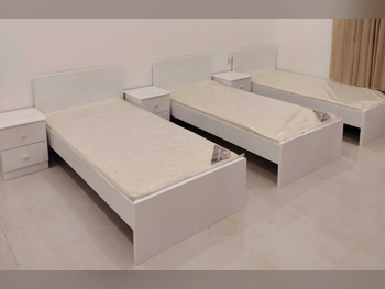 الأسّرة - فردي - أبيض - متضمنة المرتبة - مع طاولة سرير جانبية