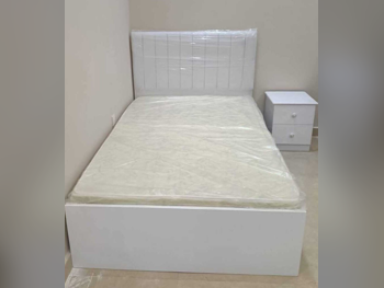 الأسّرة - فردي  - أبيض  - متضمنة المرتبة  - مع طاولة سرير جانبية