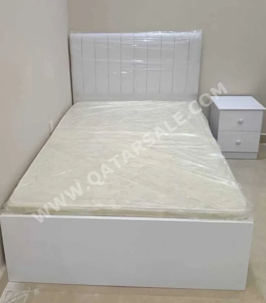 الأسّرة - فردي  - أبيض  - متضمنة المرتبة  - مع طاولة سرير جانبية