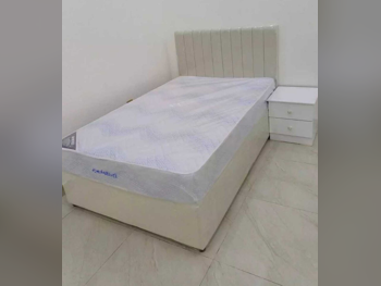 الأسّرة - فردي  - الأصفر  - متضمنة المرتبة  - مع طاولة سرير جانبية