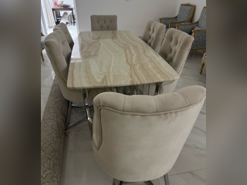 طاولة طعام مع كراسي  - اللون البيج