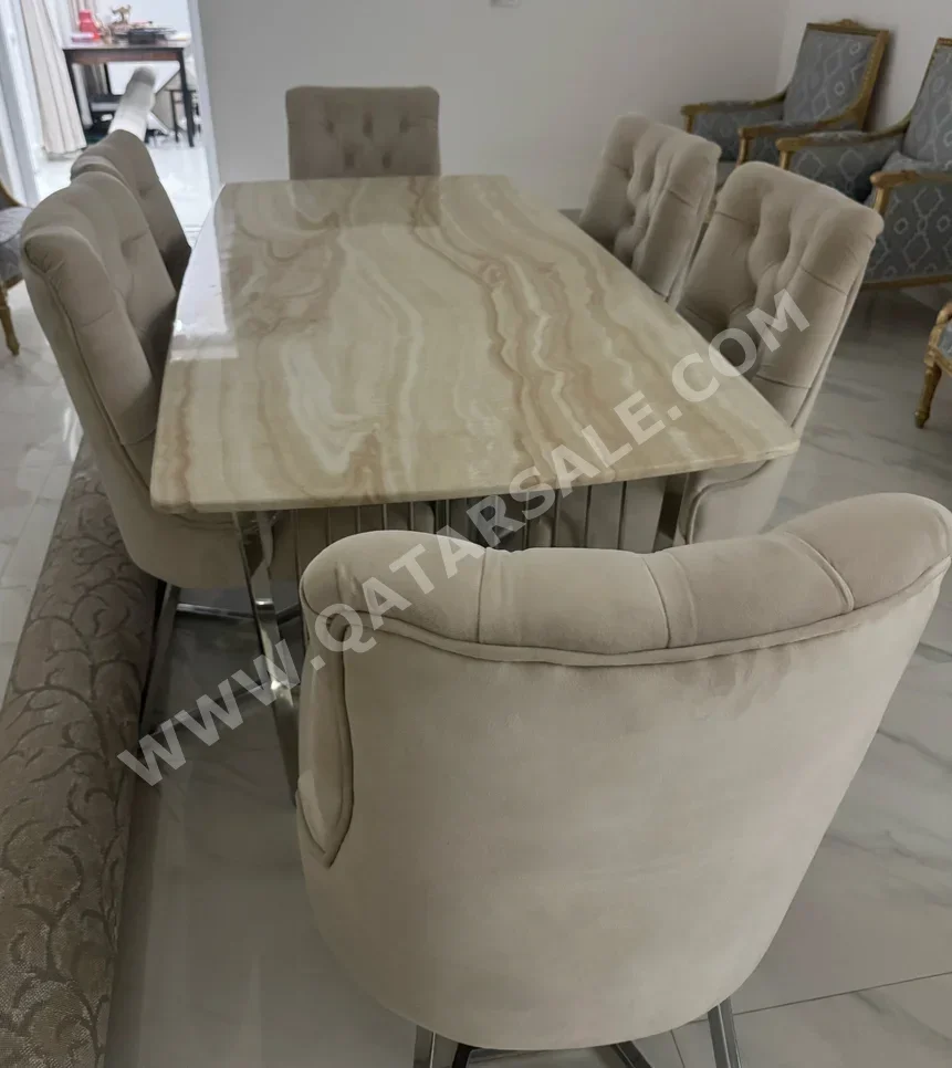 طاولة طعام مع كراسي - اللون البيج