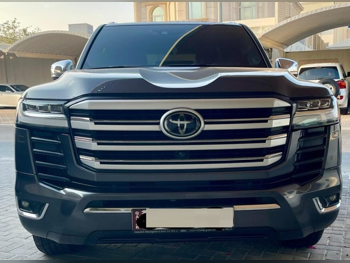 تويوتا لاند كروزر في اكس ار 2023 اوتوماتيك 78,000 كم 6 سلندر دفع رباعي اس يو في رمادي تحت الضمان