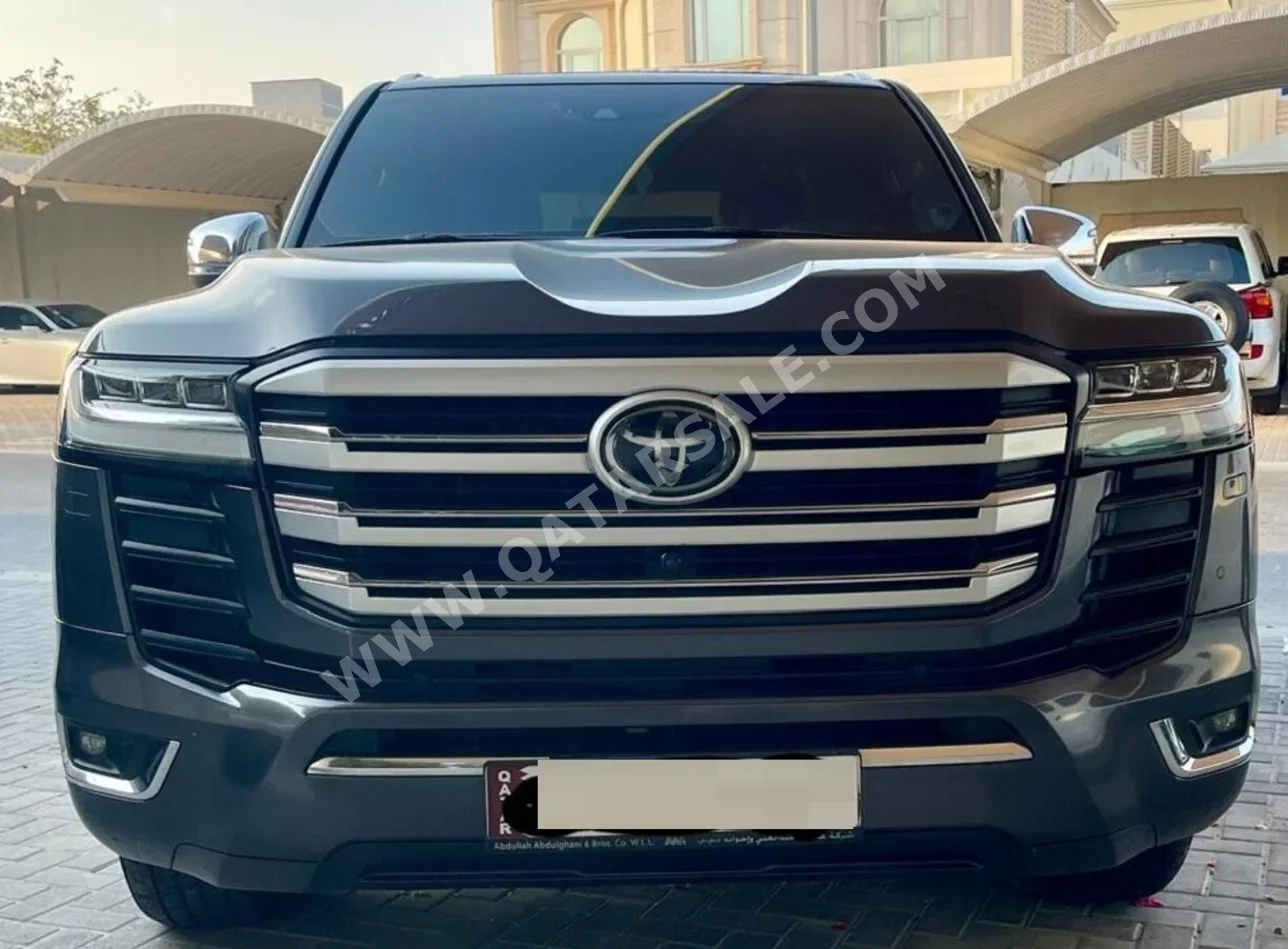 تويوتا لاند كروزر في اكس ار 2023 اوتوماتيك 78,000 كم 6 سلندر دفع رباعي اس يو في رمادي تحت الضمان