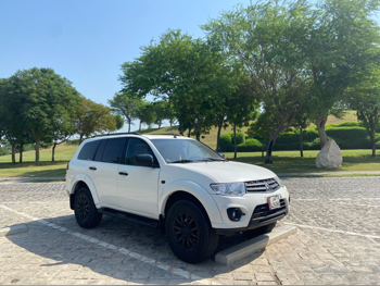 متسوبيشي  باجيرو  سبورت  2010  اوتوماتيك  290,000 كم  6 سلندر  اس يو في  أبيض و أسود