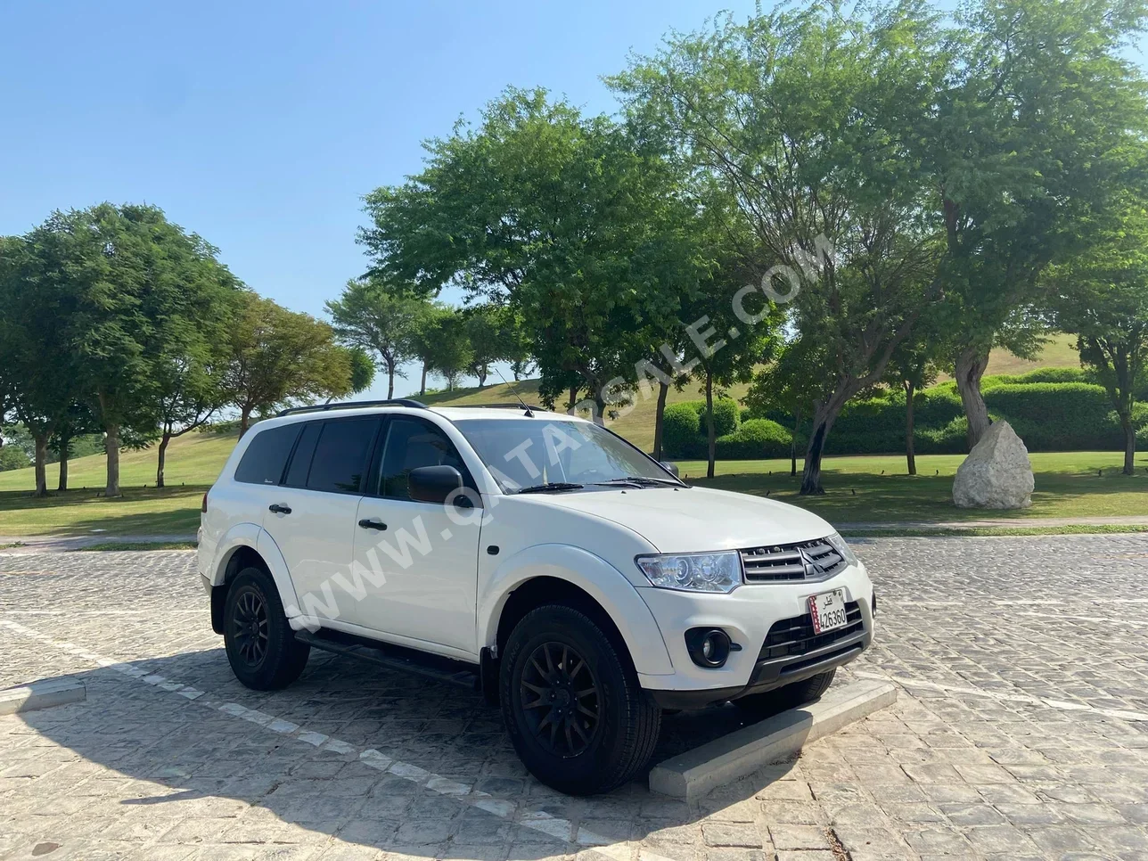 متسوبيشي باجيرو سبورت 2010 اوتوماتيك 290,000 كم 6 سلندر اس يو في أبيض و أسود