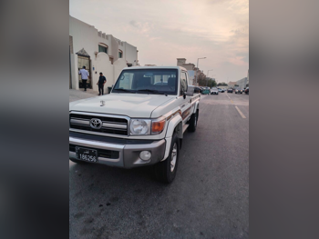 تويوتا  لاند كروزر  ال اكس  2022  عادي  107,000 كم  6 سلندر  دفع رباعي  بيكب  أبيض