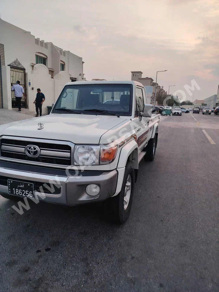 تويوتا لاند كروزر ال اكس 2022 عادي 107,000 كم 6 سلندر دفع رباعي بيكب أبيض