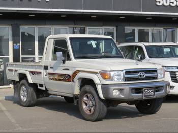 تويوتا  لاند كروزر  ال اكس  2022  عادي  75,000 كم  6 سلندر  دفع رباعي  بيكب  أبيض