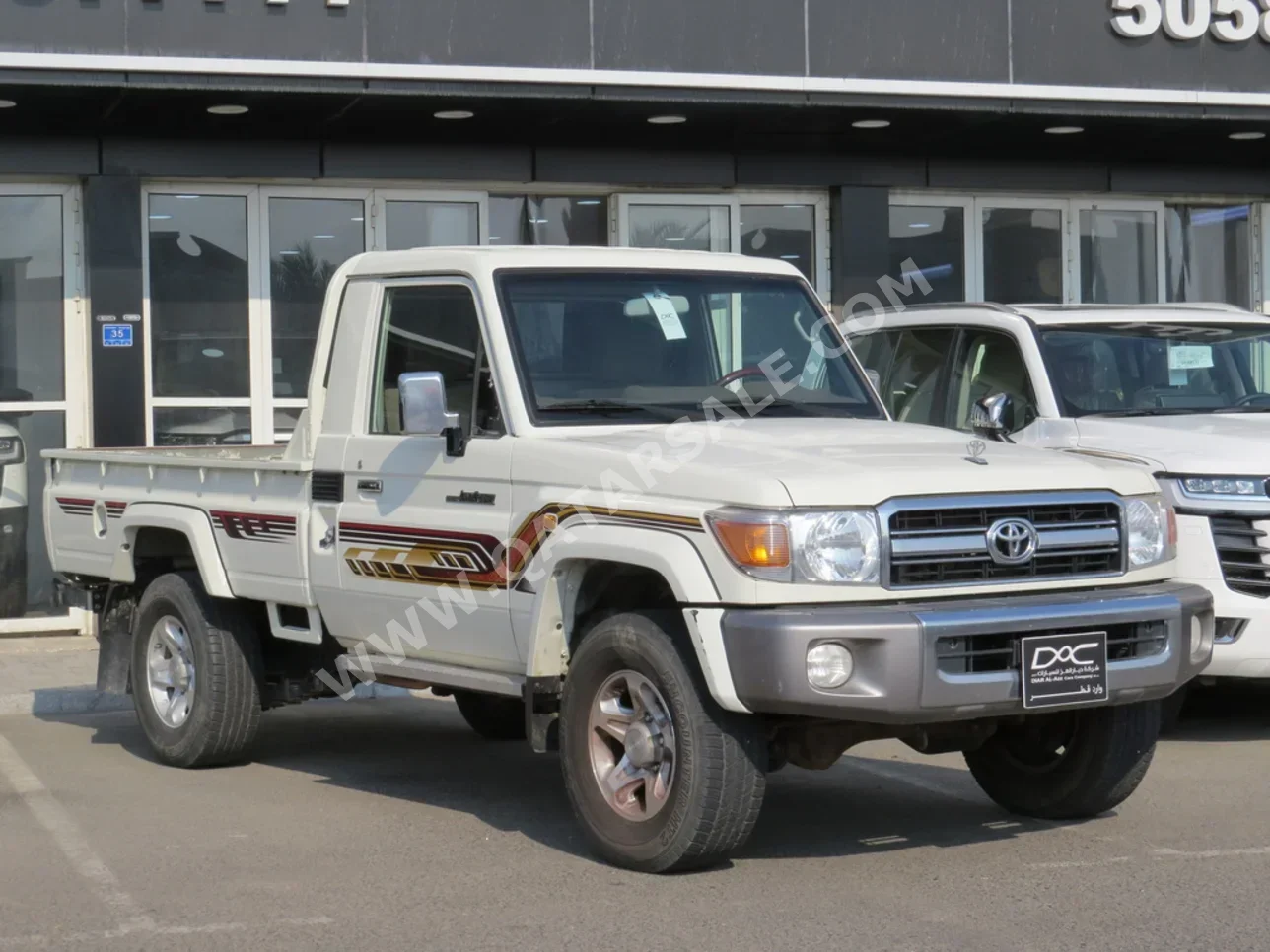 تويوتا لاند كروزر ال اكس 2022 عادي 75,000 كم 6 سلندر دفع رباعي بيكب أبيض