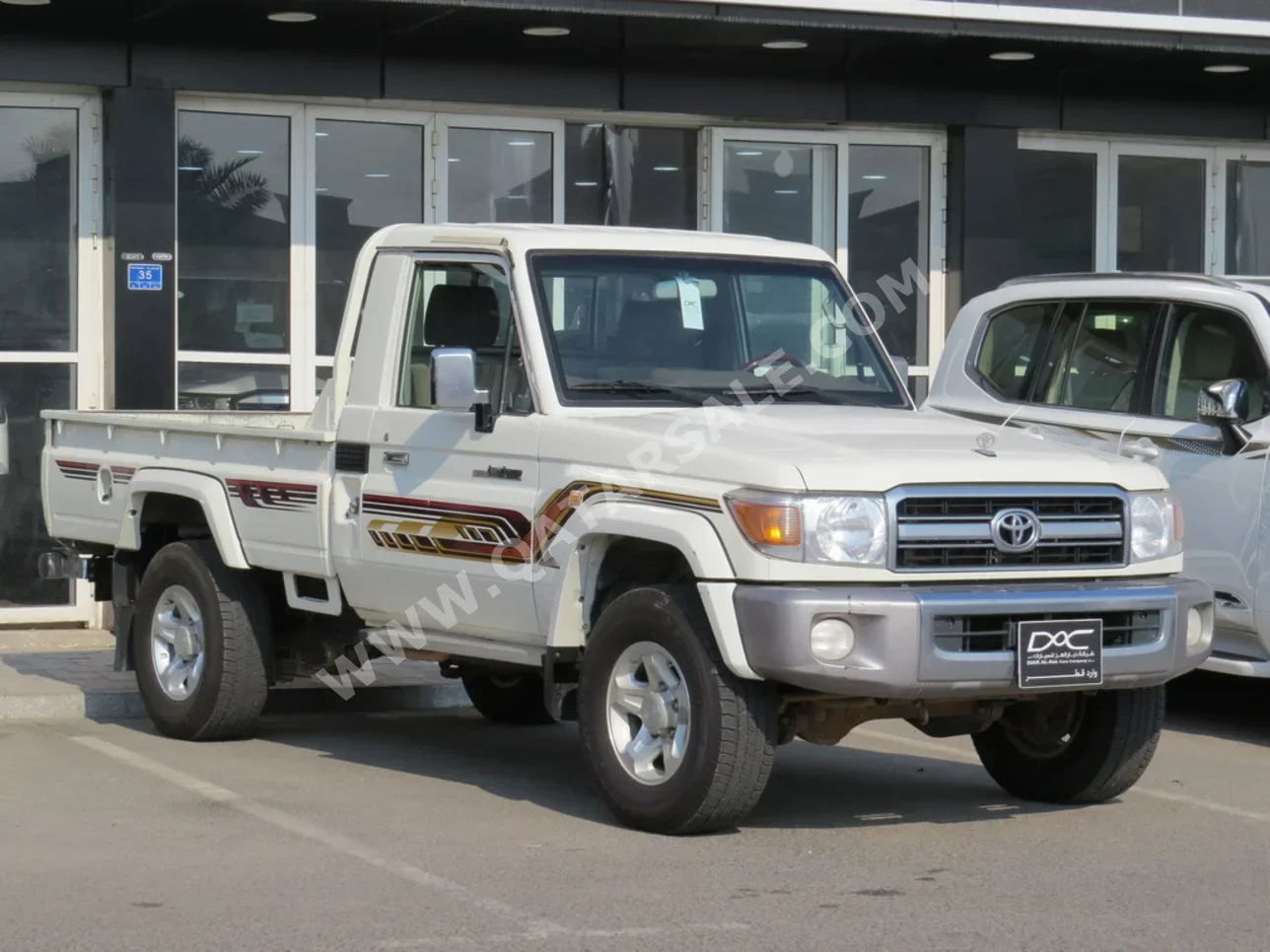 تويوتا لاند كروزر ال اكس 2022 عادي 125,000 كم 6 سلندر دفع رباعي بيكب أبيض