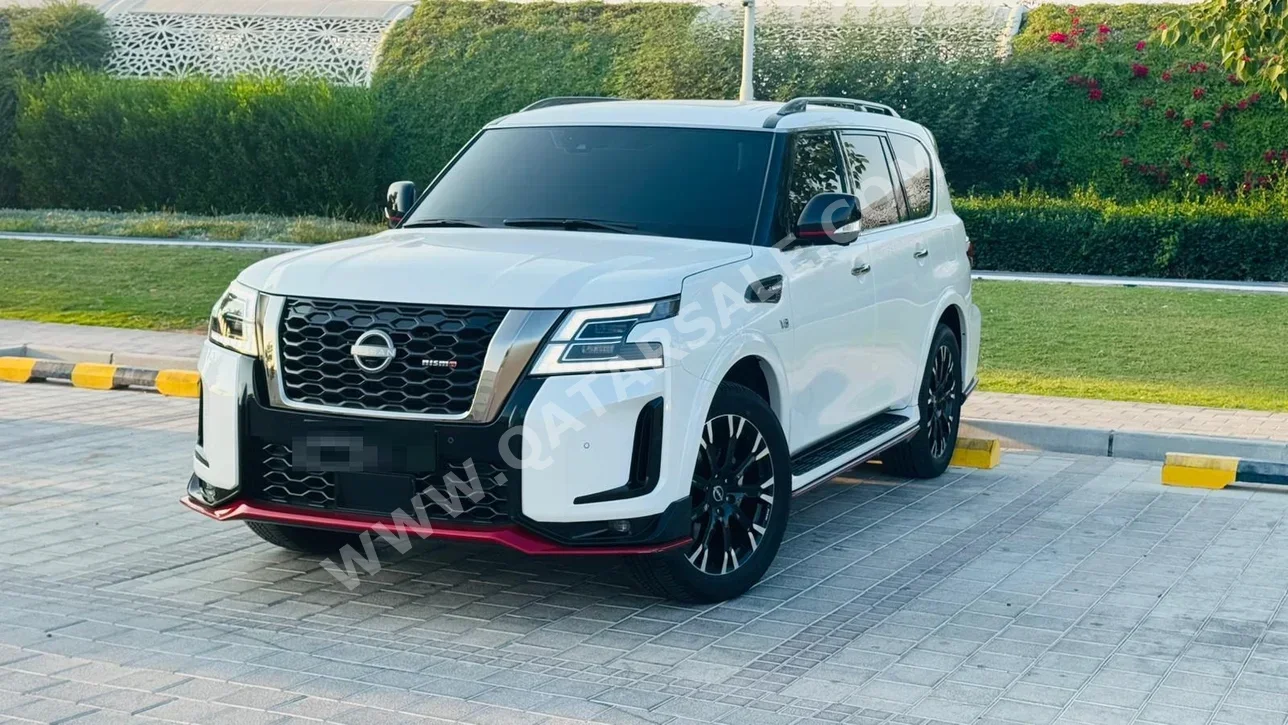 نيسان باترول نسمو 2022 اوتوماتيك 29,000 كم 8 سلندر دفع رباعي اس يو في أبيض تحت الضمان