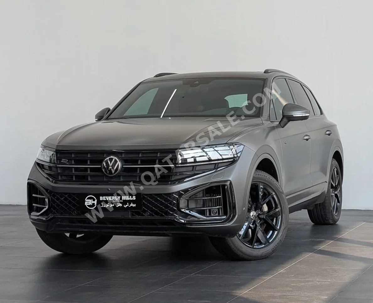 فوكس واغن طوارق R line 2024 اوتوماتيك 26,681 كم 6 سلندر دفع رباعي اس يو في رمادي تحت الضمان
