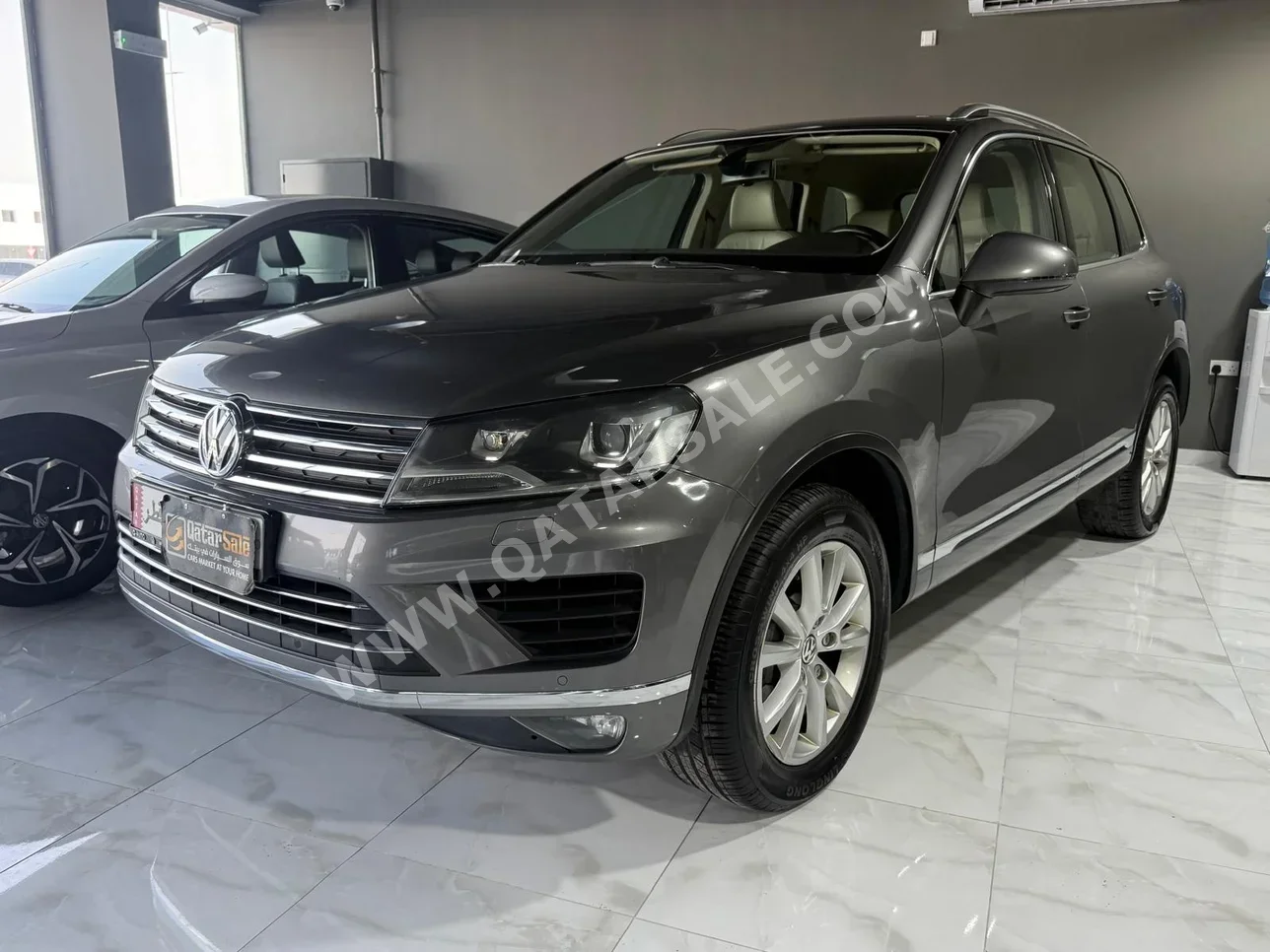 فوكس واغن طوارق 2016 اوتوماتيك 112,000 كم 6 سلندر دفع كلي مستمر اس يو في بني