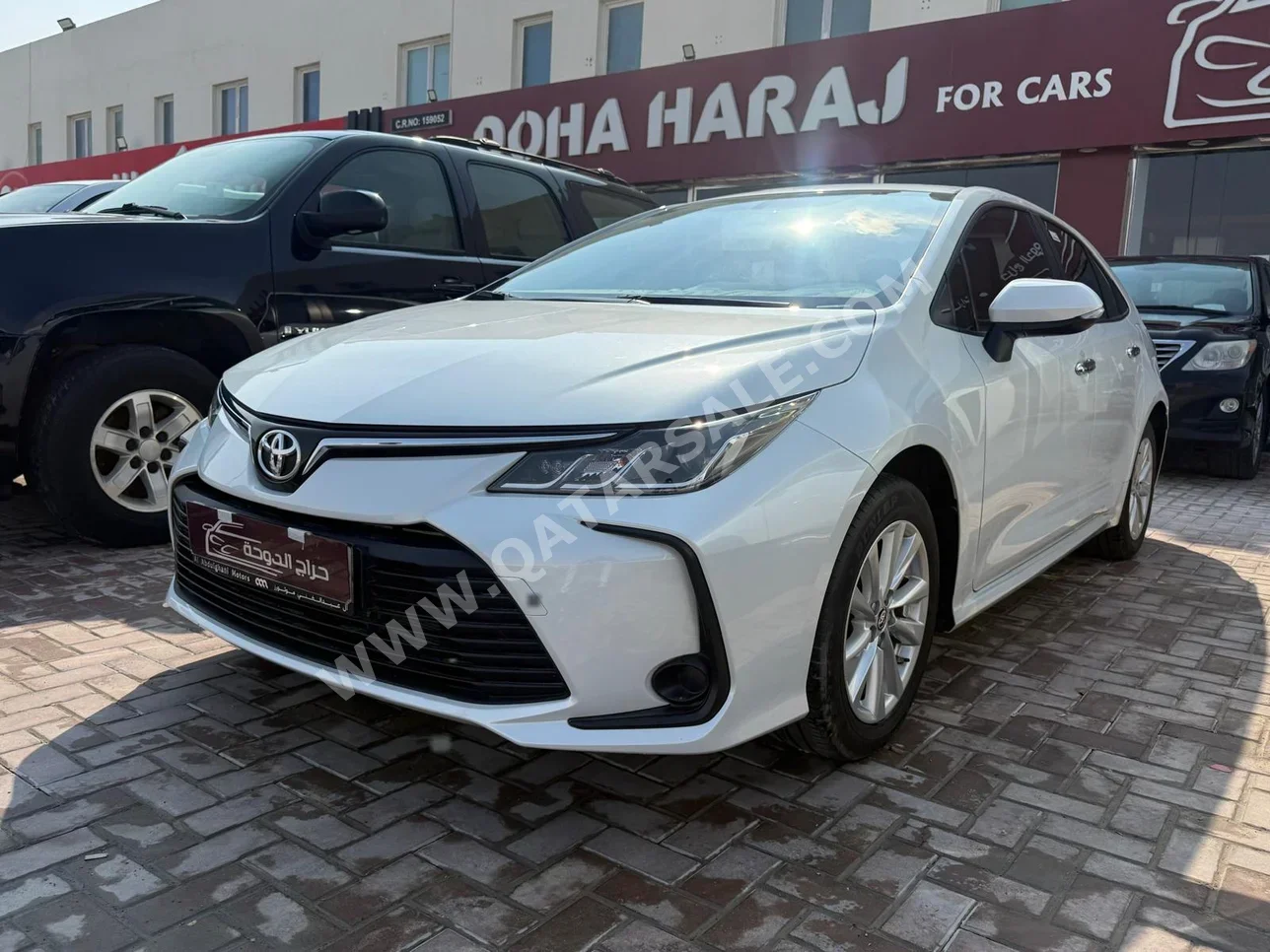 تويوتا كورولا اكس ال اي 2025 اوتوماتيك 10,000 كم 4 سلندر سحب امامي سيدان أبيض تحت الضمان