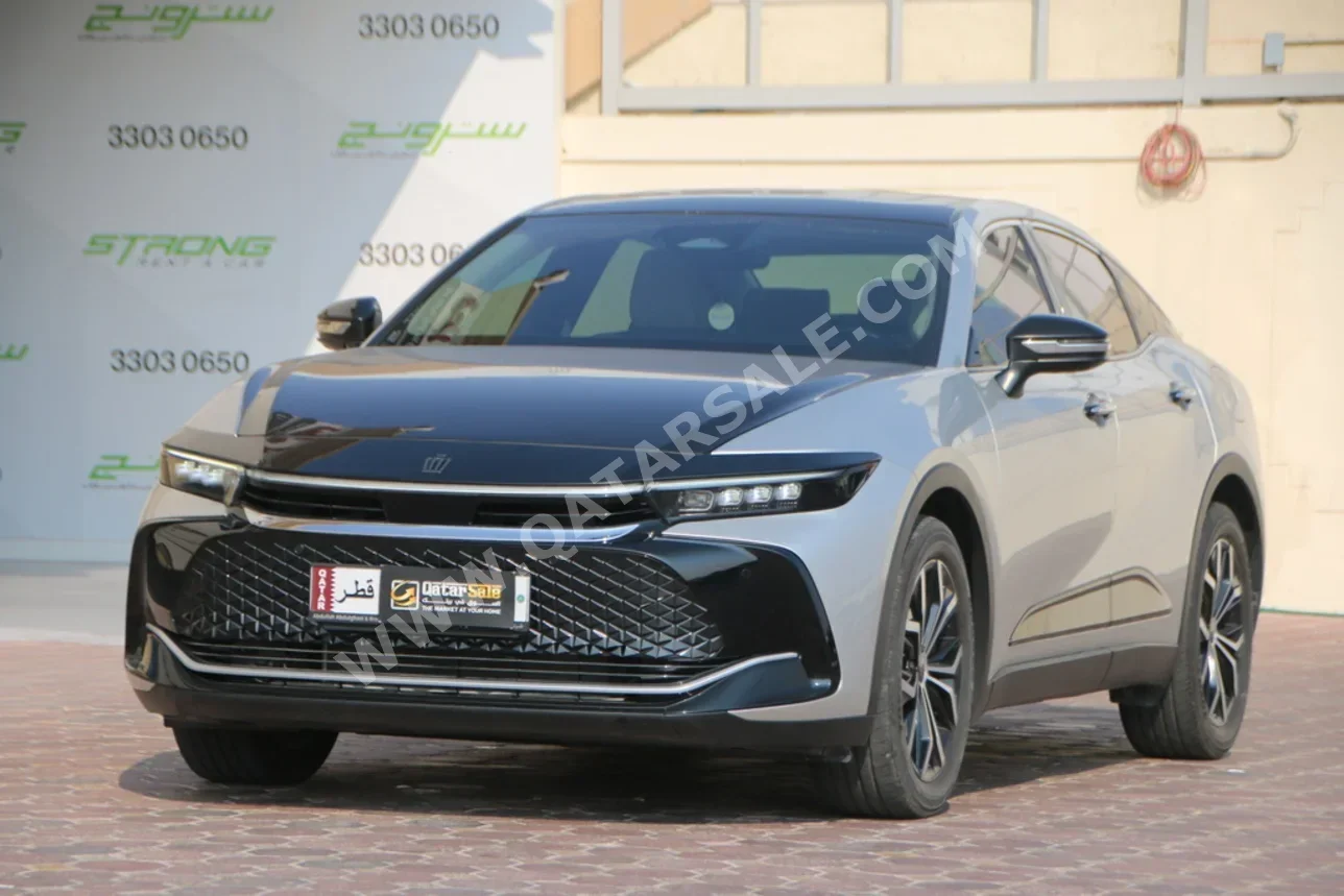 تويوتا كراون هايبرد 2023 اوتوماتيك 16,000 كم 4 سلندر سحب امامي سيدان أسود و فضي تحت الضمان