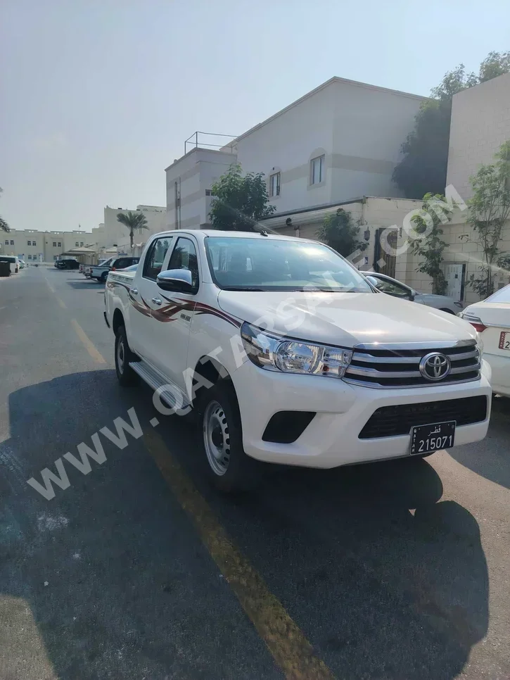 تويوتا  هاي لوكس  اس ار 5  2022  اوتوماتيك  157,000 كم  4 سلندر  دفع رباعي  بيكب  أبيض