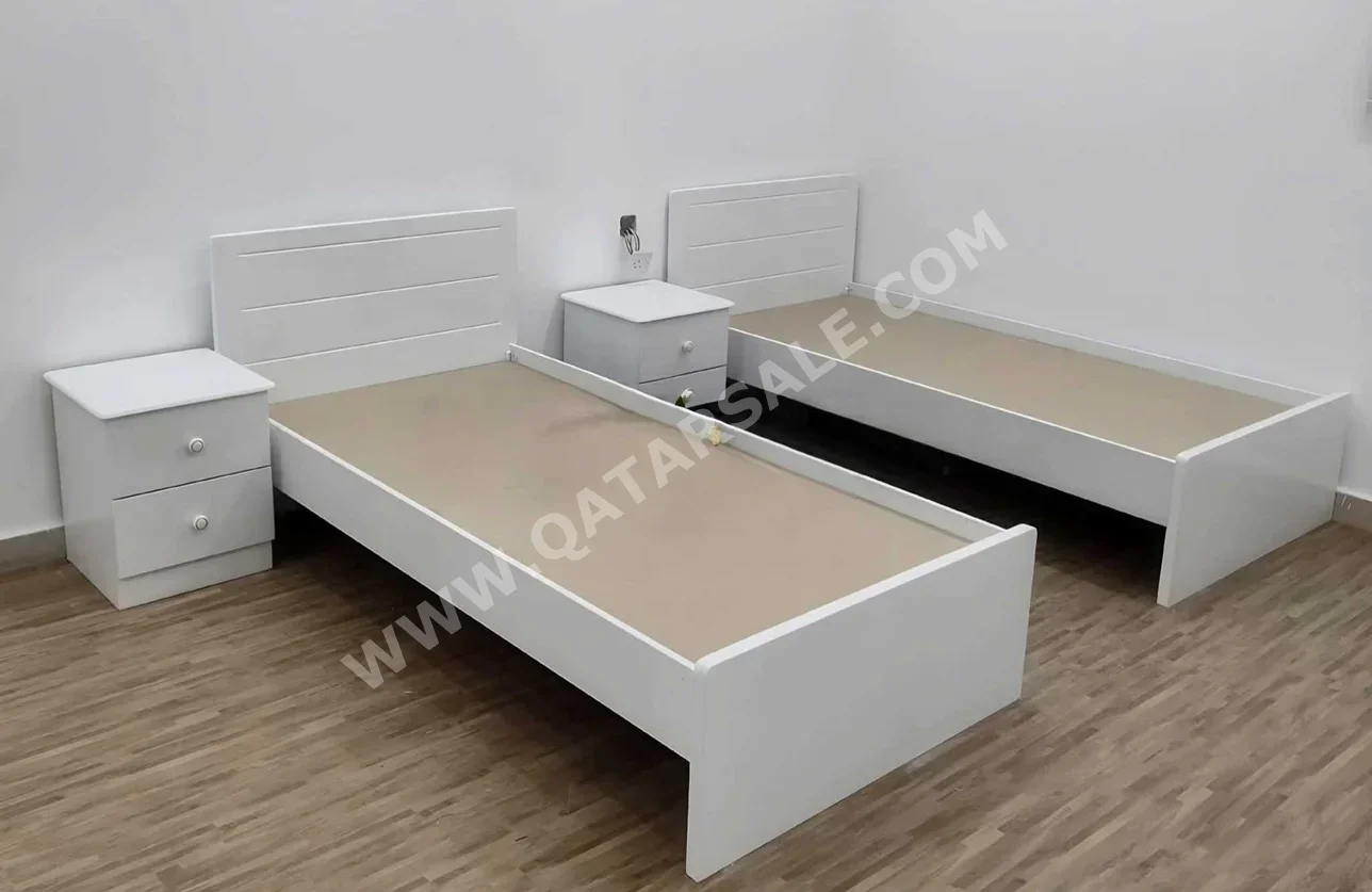 الأسّرة - فردي - أبيض - متضمنة المرتبة - مع طاولة سرير جانبية