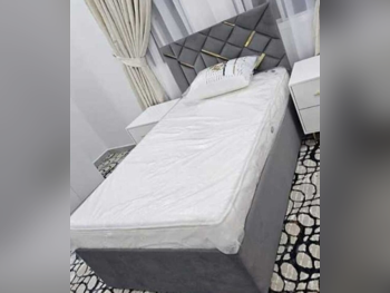 الأسّرة - فردي  - اللون الرمادي  - متضمنة المرتبة  - مع طاولة سرير جانبية