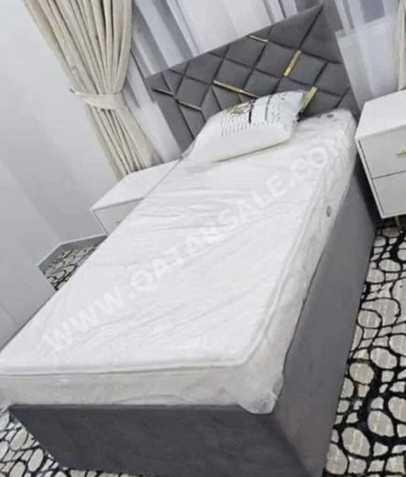 الأسّرة - فردي - اللون الرمادي - متضمنة المرتبة - مع طاولة سرير جانبية