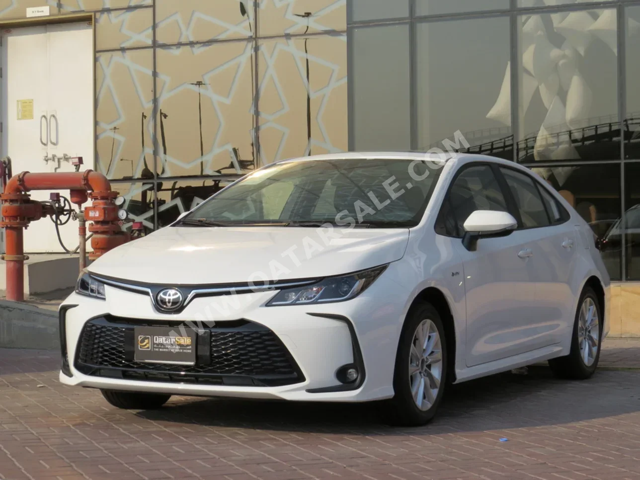 تويوتا كورولا هايبرد 2025 اوتوماتيك 0 كم 4 سلندر سحب امامي سيدان أبيض تحت الضمان