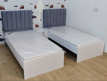 الأسّرة - فردي  - اللون الرمادي  - متضمنة المرتبة