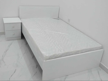 الأسّرة - فردي  - أبيض  - متضمنة المرتبة  - مع طاولة سرير جانبية