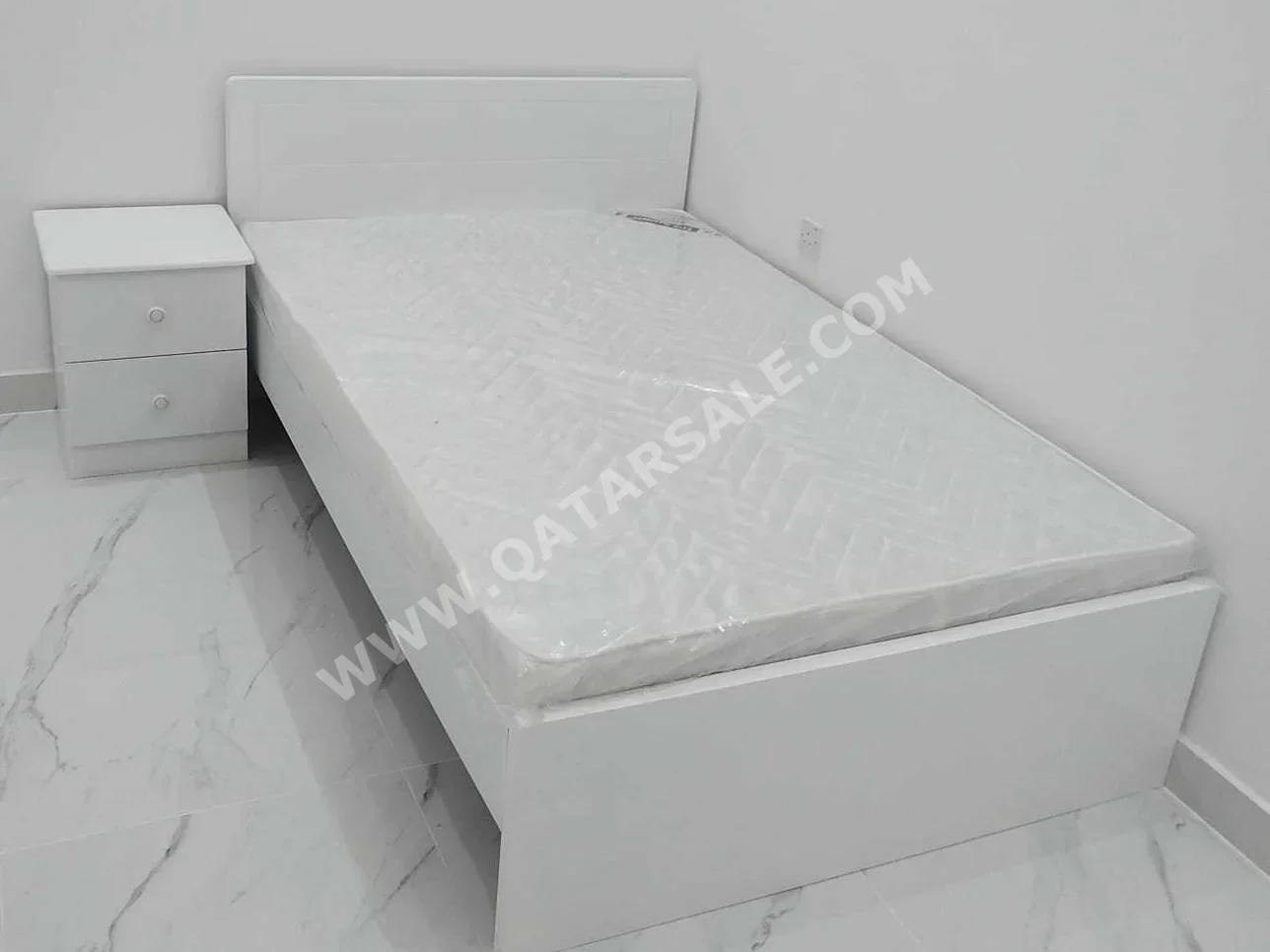 الأسّرة - فردي - أبيض - متضمنة المرتبة - مع طاولة سرير جانبية