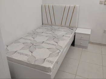 الأسّرة - فردي  - أبيض  - متضمنة المرتبة  - مع طاولة سرير جانبية