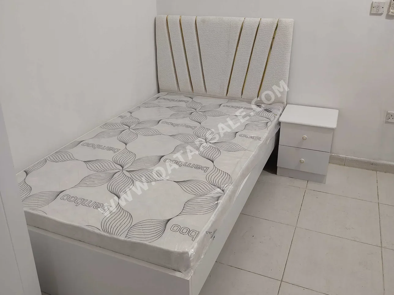 الأسّرة - فردي - أبيض - متضمنة المرتبة - مع طاولة سرير جانبية