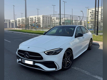 مرسيدس - بنز سي - كلاس 200 اي ام جي 2022 اوتوماتيك 37,000 كم 4 سلندر دفع خلفي سيدان أبيض تحت الضمان