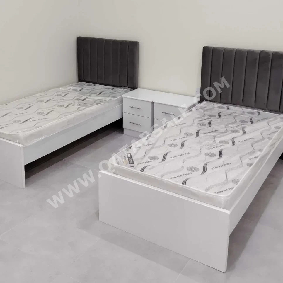 الأسّرة - فردي  - اللون الرمادي  - متضمنة المرتبة  - مع طاولة سرير جانبية