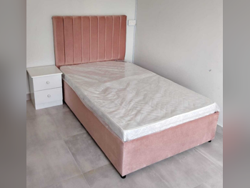 الأسّرة - فردي - زهري - متضمنة المرتبة - مع طاولة سرير جانبية