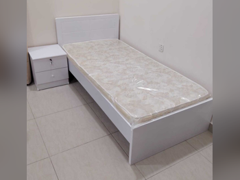 الأسّرة - فردي - أبيض - متضمنة المرتبة - مع طاولة سرير جانبية